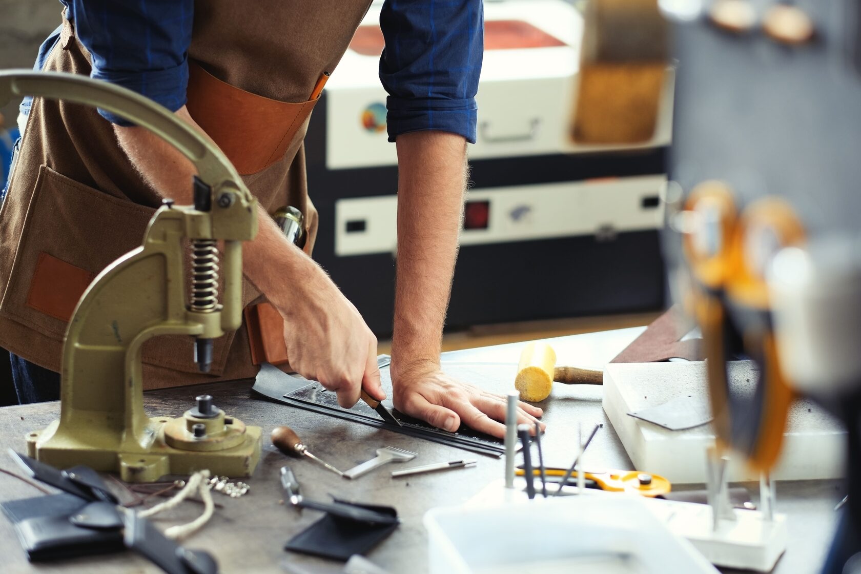 Что такое владелец мастерской. Схема ученик подмастерье мастер. Хозяин мастерской подмастерье. Работники столярной мастерской. Хозяин мастерской назывался.