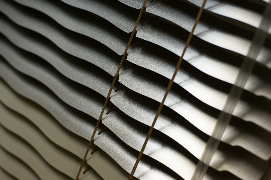 ГОРИЗОНТАЛЬНЫЕ АЛЮМИНИЕВЫЕ ЖАЛЮЗИ ВОЛНА AMIGO от Amigo Design