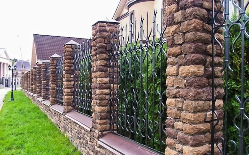 Кованый забор со столбами под камень