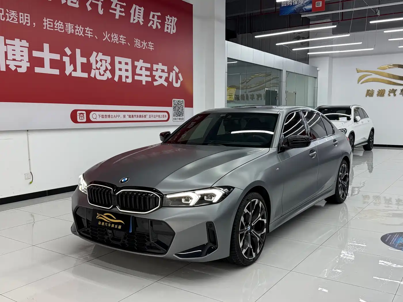 BMW 330Li G28 2025 Exclusive M Sport Night Package — передняя часть серого седана, ракурс в три четверти