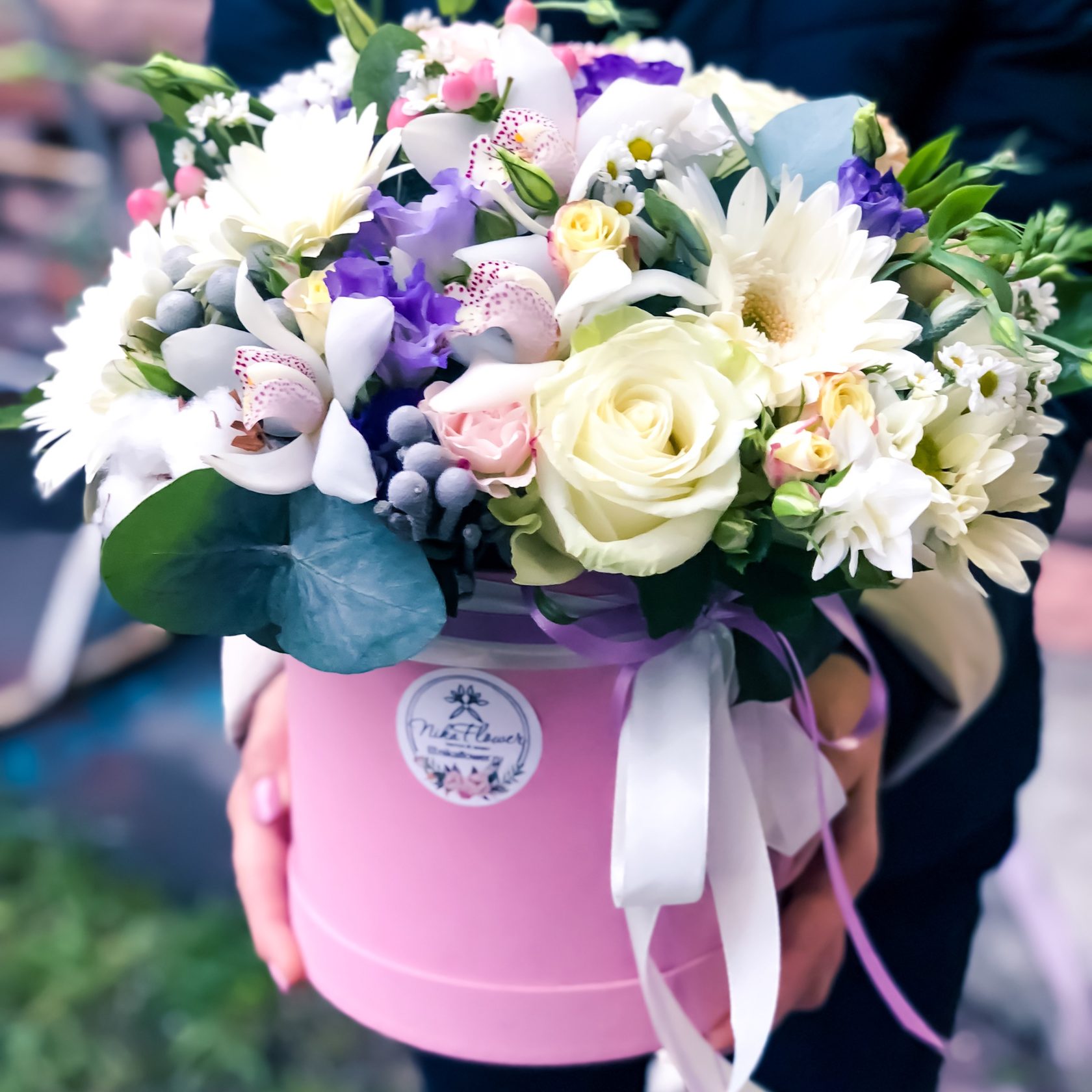 букет цветов в шляпной коробке фото