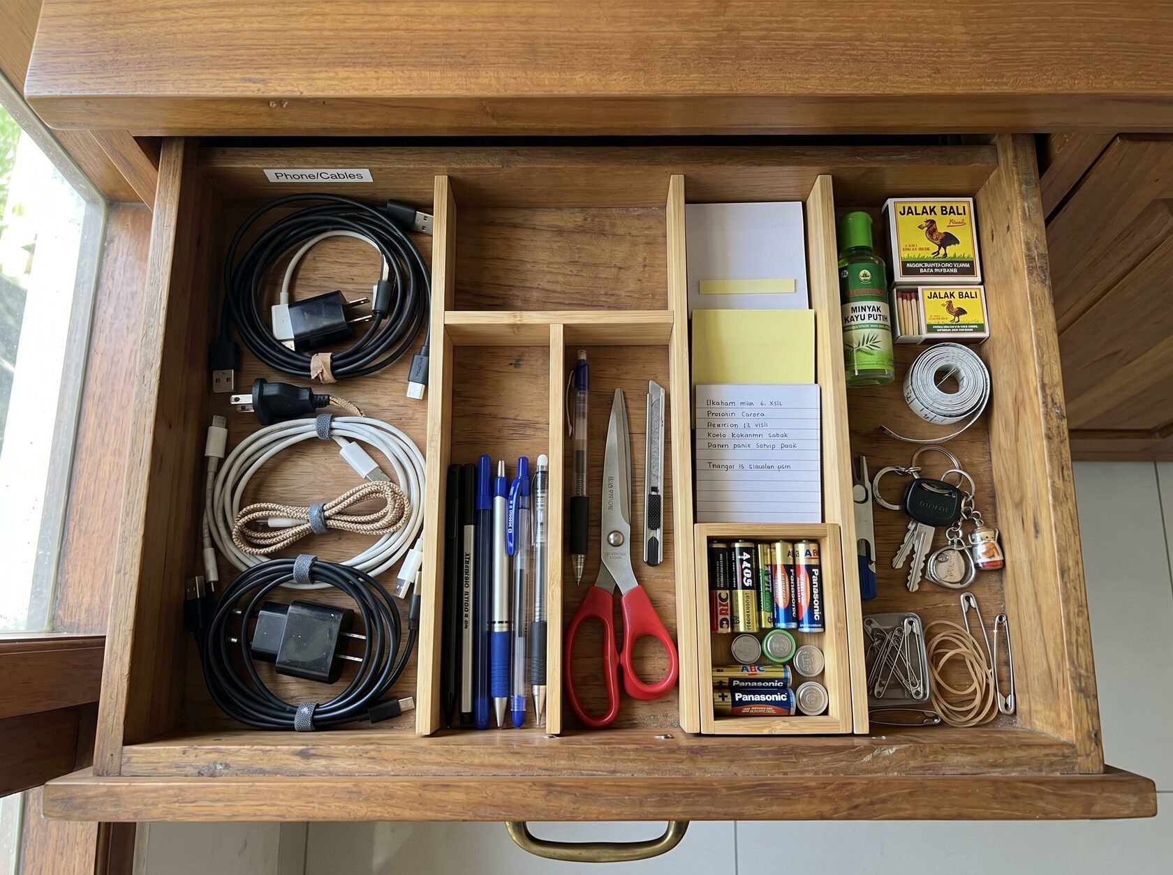 divider laci untuk merapikan kabel alat tulis dan barang kecil