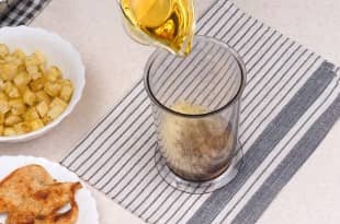 Приготовление салата «Цезарь» с курицей и сухариками: шаг 12