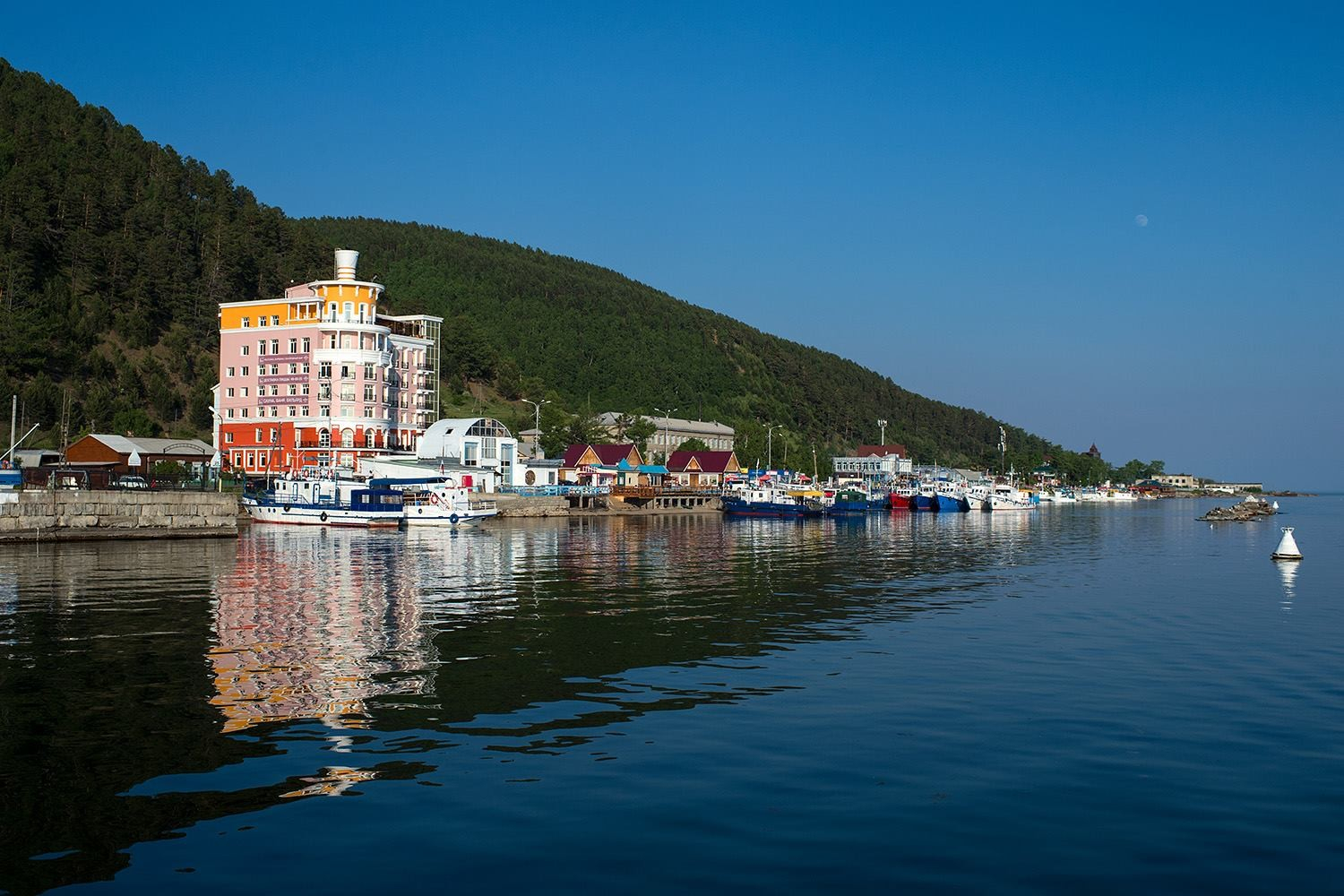 Поселок Листвянка на Байкале