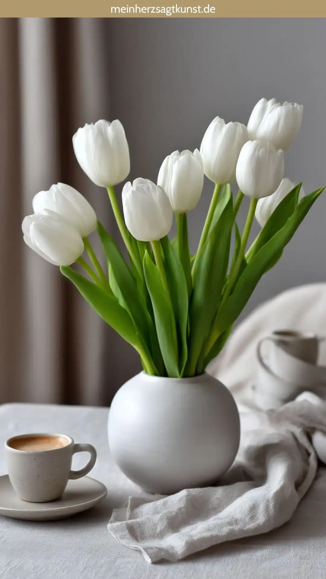 Букет белых тюльпанов в простой вазе на светло-серой льняной скатерти как символ новых начинаний.