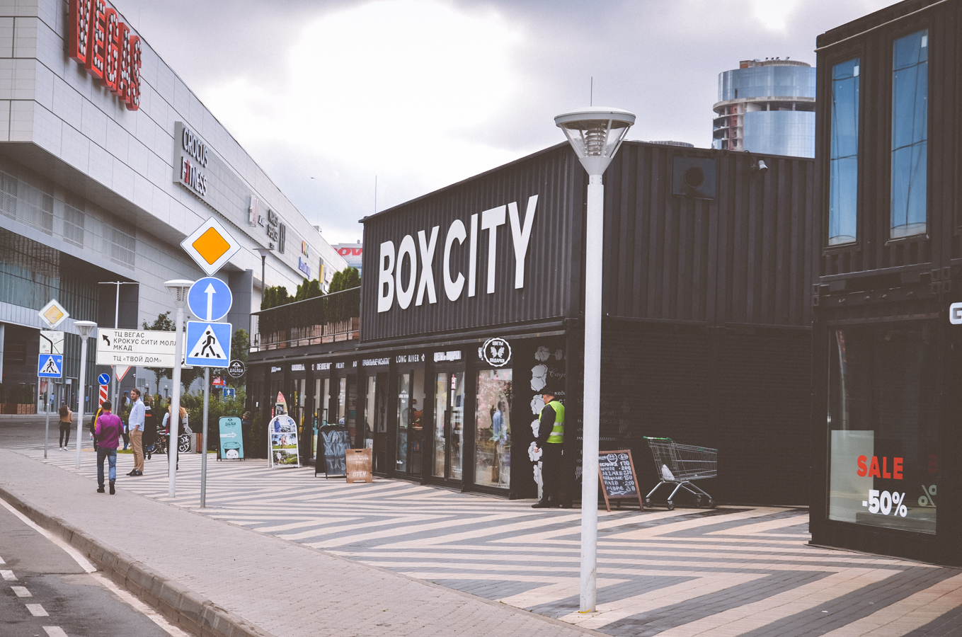 Box City — торгово-развлекательный центр из морских контейнеров, экстерьер