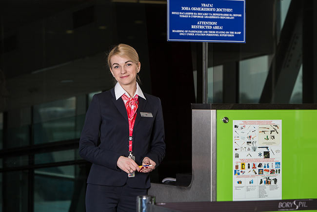 співробітниця допомагає пасажирці з дитиною