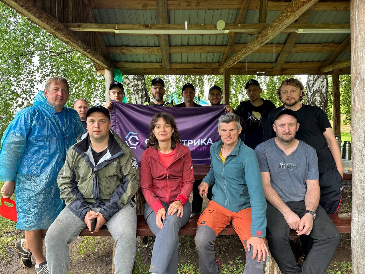 Команда группы «Симметрика» обустраивает пешую тропу в зоне «Самарской Луки»