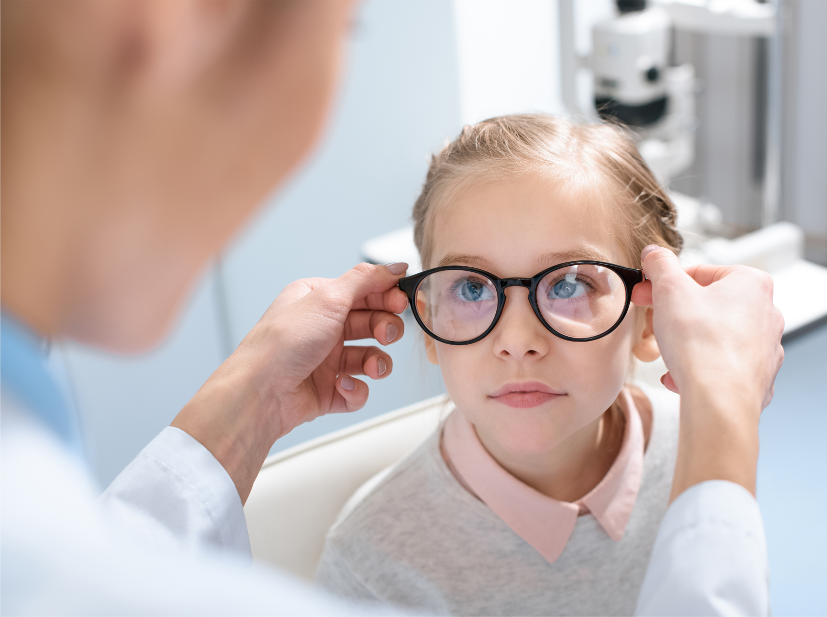 Заболевание близорукости. Детские очки для зрения. Нарушение зрения. Очки для близоруких. Дети в очках.