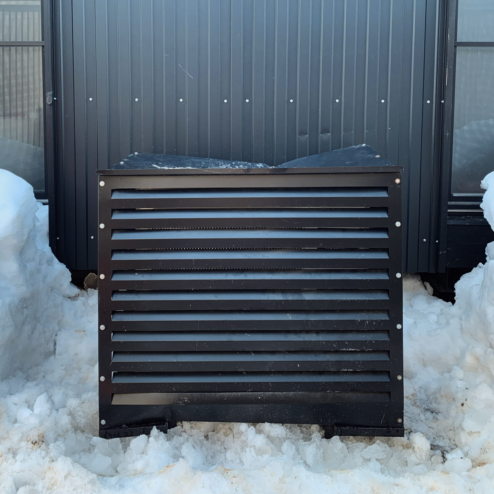 Как защитить тепловой насос от падения льда и снега с крыши