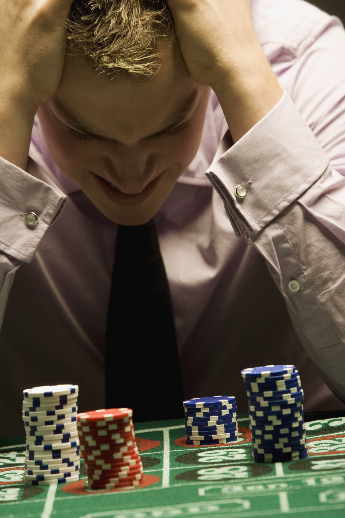 Азартные игры проблема. Зависимость от азартных игр. Азартный человек. Игровая зависимость казино. Проигрыш в казино.