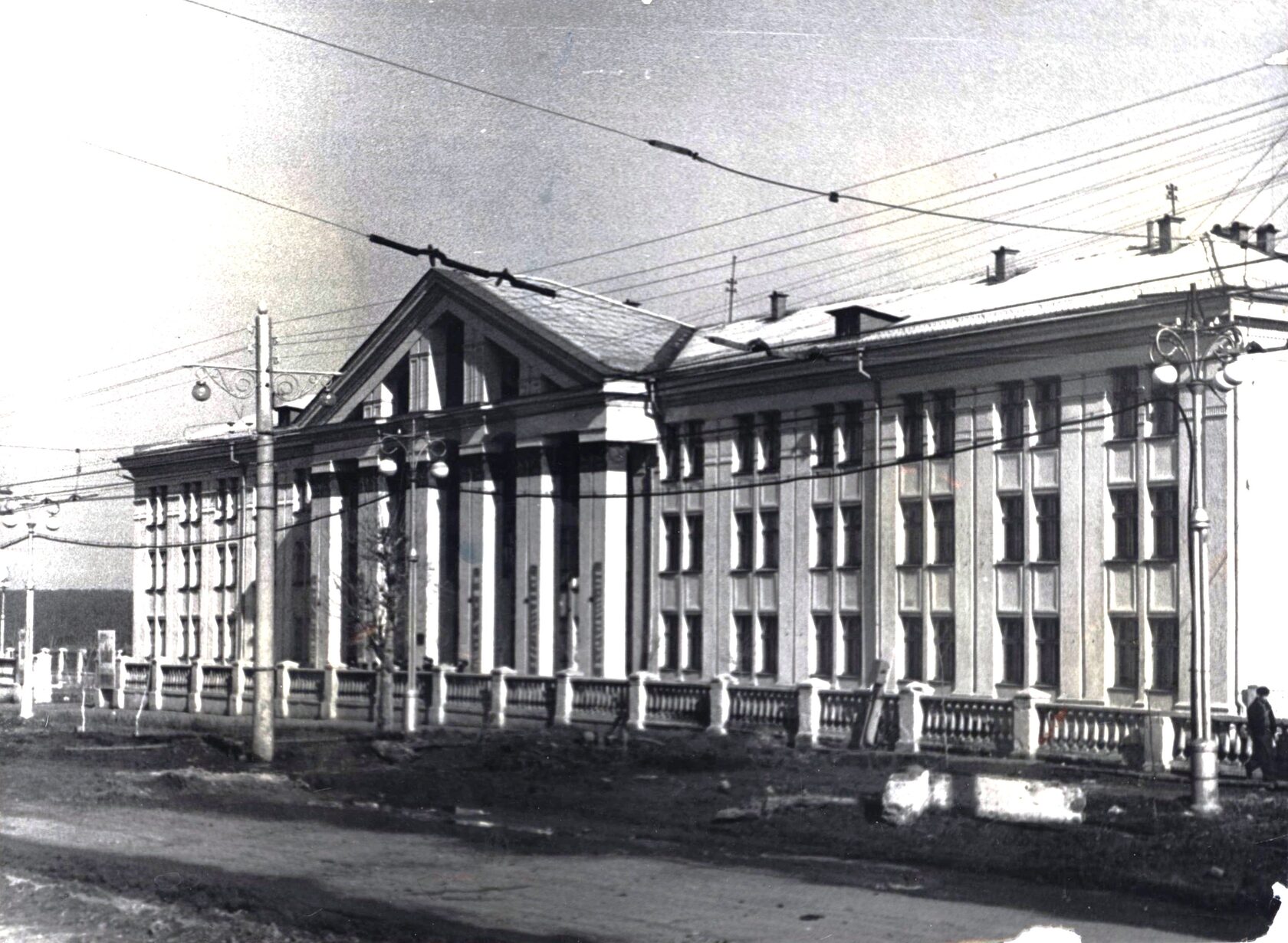 Здание Алюминиевого техникума. 1952 г.