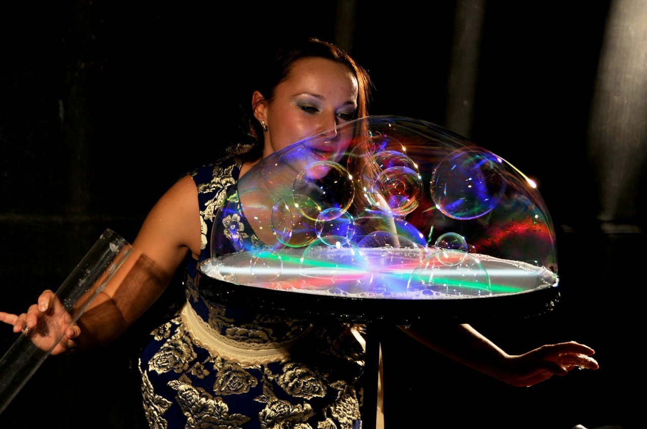 Шоу мыльных пузырей на свадьбу. Шоу первых мыльных. Шоу мыльных пузырей. Повелитель мыльных пузырей комзалова. Шоу мыльных пузырей на сцене.