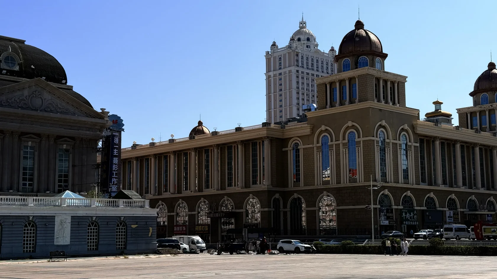 Площадь у торговых зданий рядом с Century Plaza в Маньчжурии