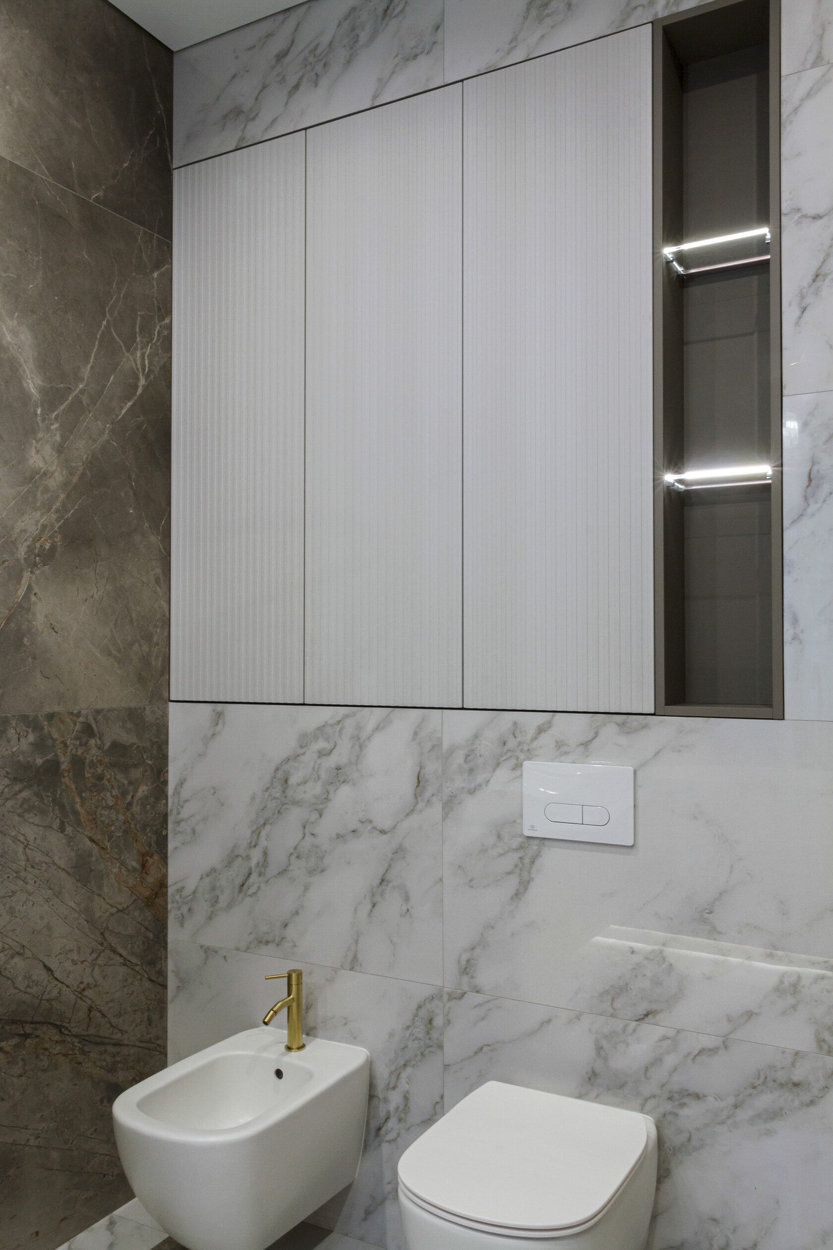 Встроенный шкаф в ванную на заказ в неоклассическом стиле над унитазом