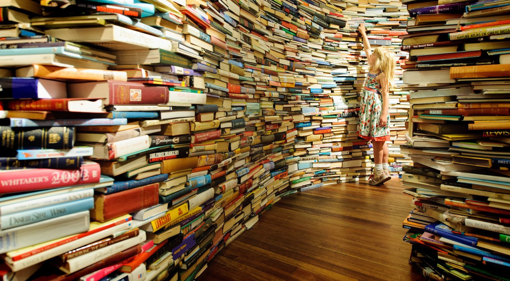 Без тысячи книг. Много книг. Куча книг. Стопка книг в библиотеке. Библиотека много книг.