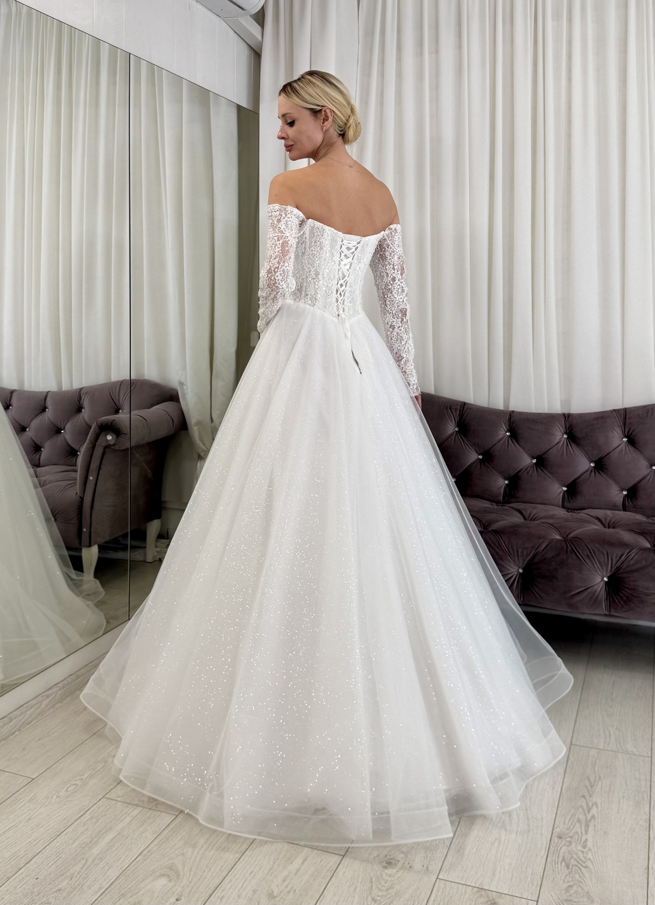 Свадебное платье с кружевом и жемчугом