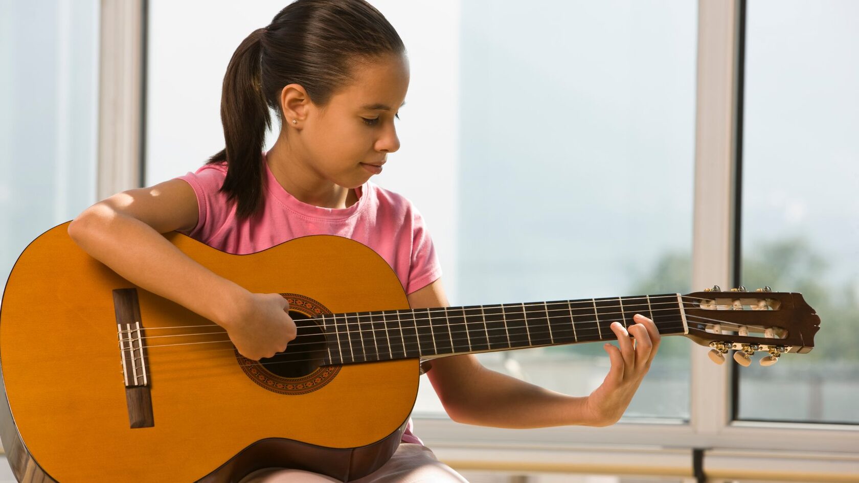 ребенок играет на гитаре