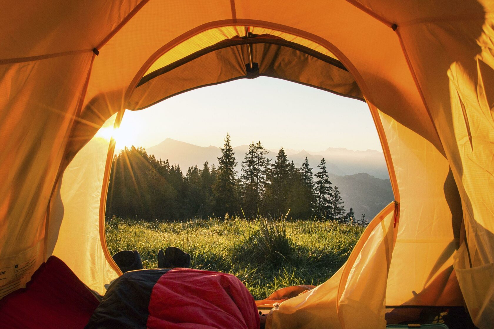 палаточный лагерь в горах