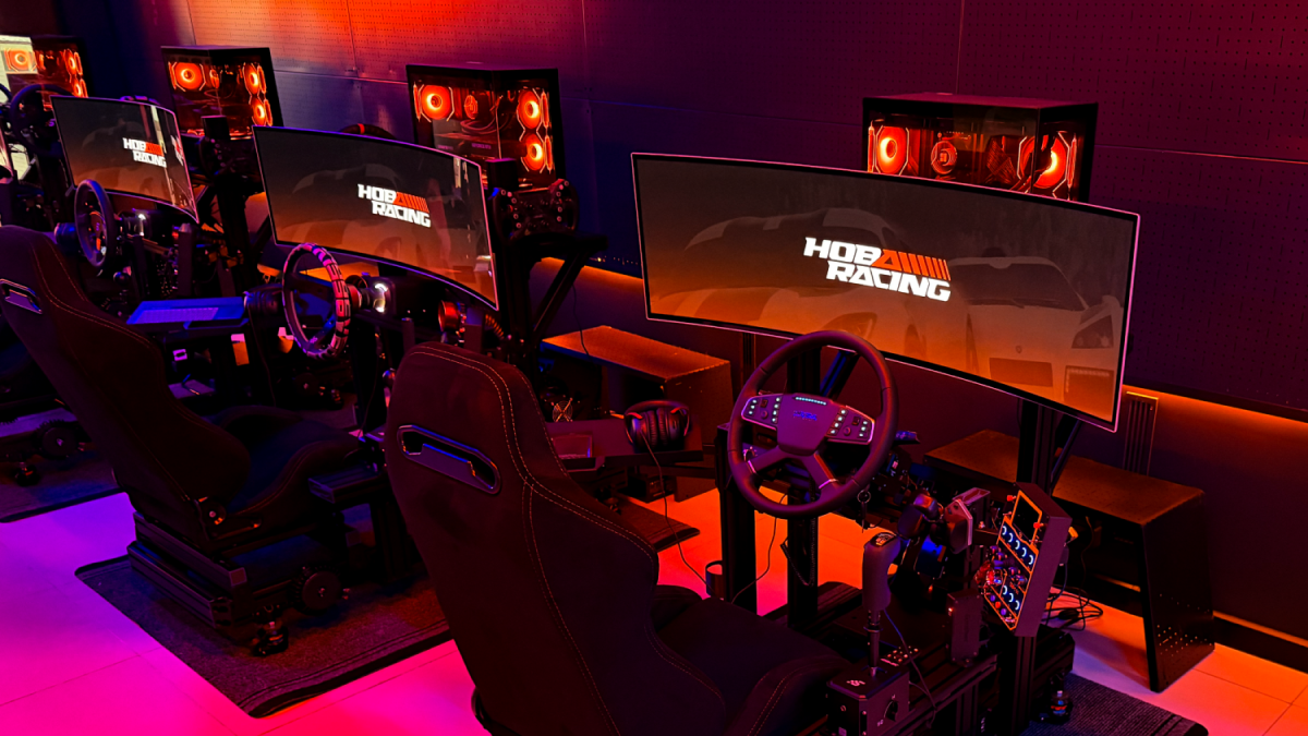 Внешний вид оборудования в симрейсинг-клубе 