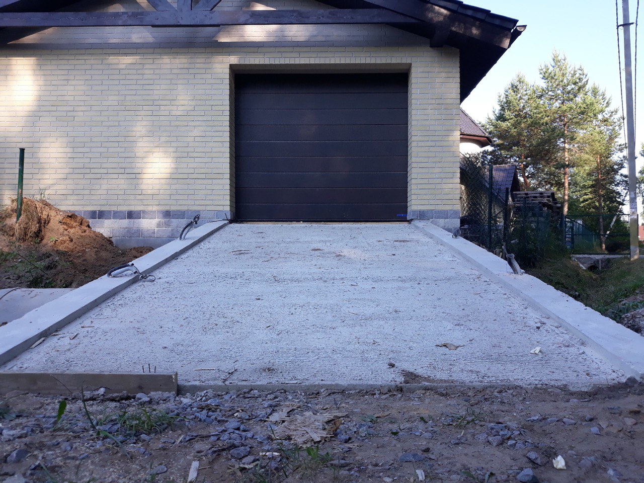 деревянный заезд на участок через канаву. пгс на заезд к участку. въезд на участок. заезд на участок через канаву под ключ. труба в канаву.