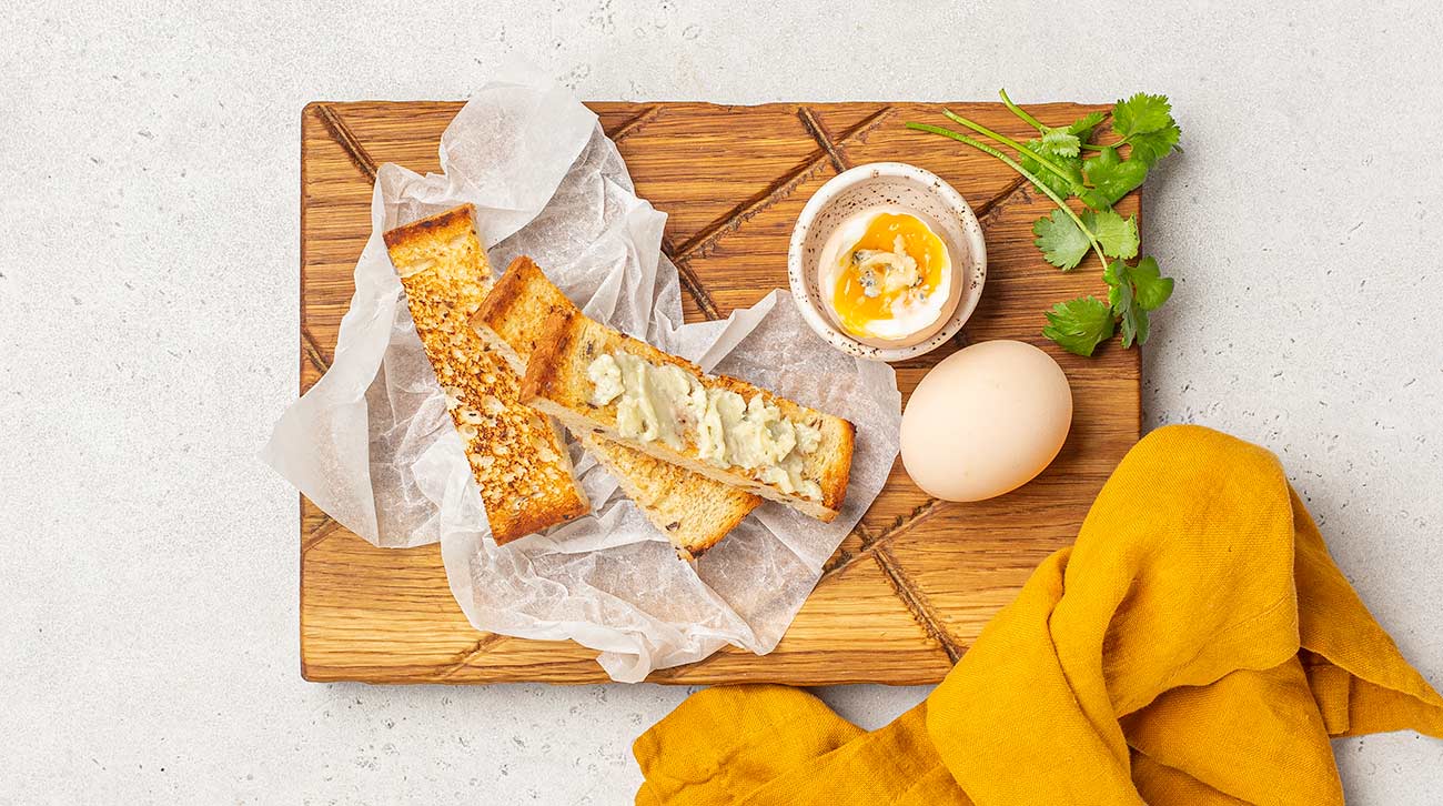 Яйца "в мешочек" с маслом дорблю и гренками