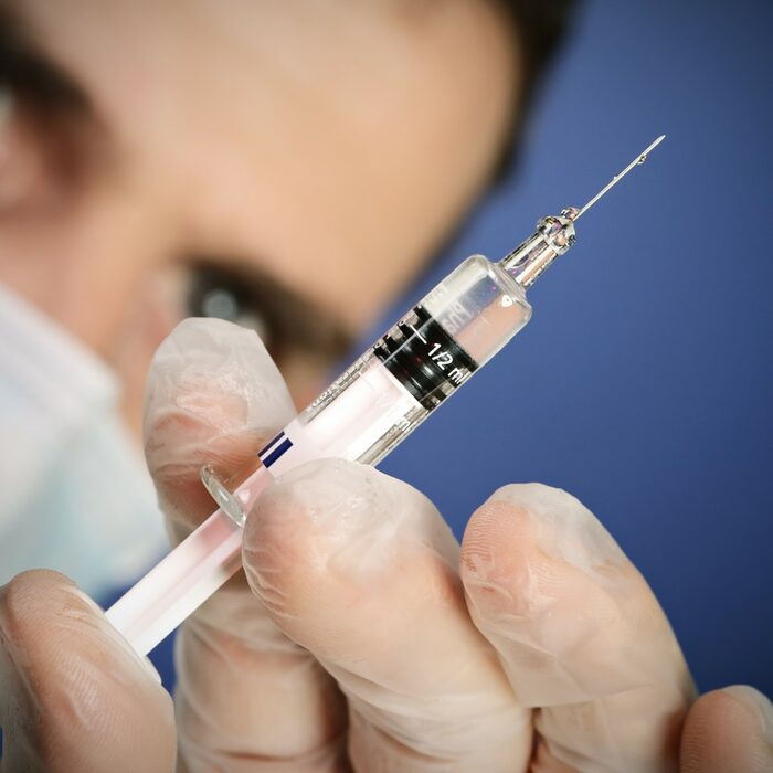 вакцина заболевшие. вакцины от коронавируса в россии. вакцина заболевшие. можно ли заболеть после прививки. делают прививку.