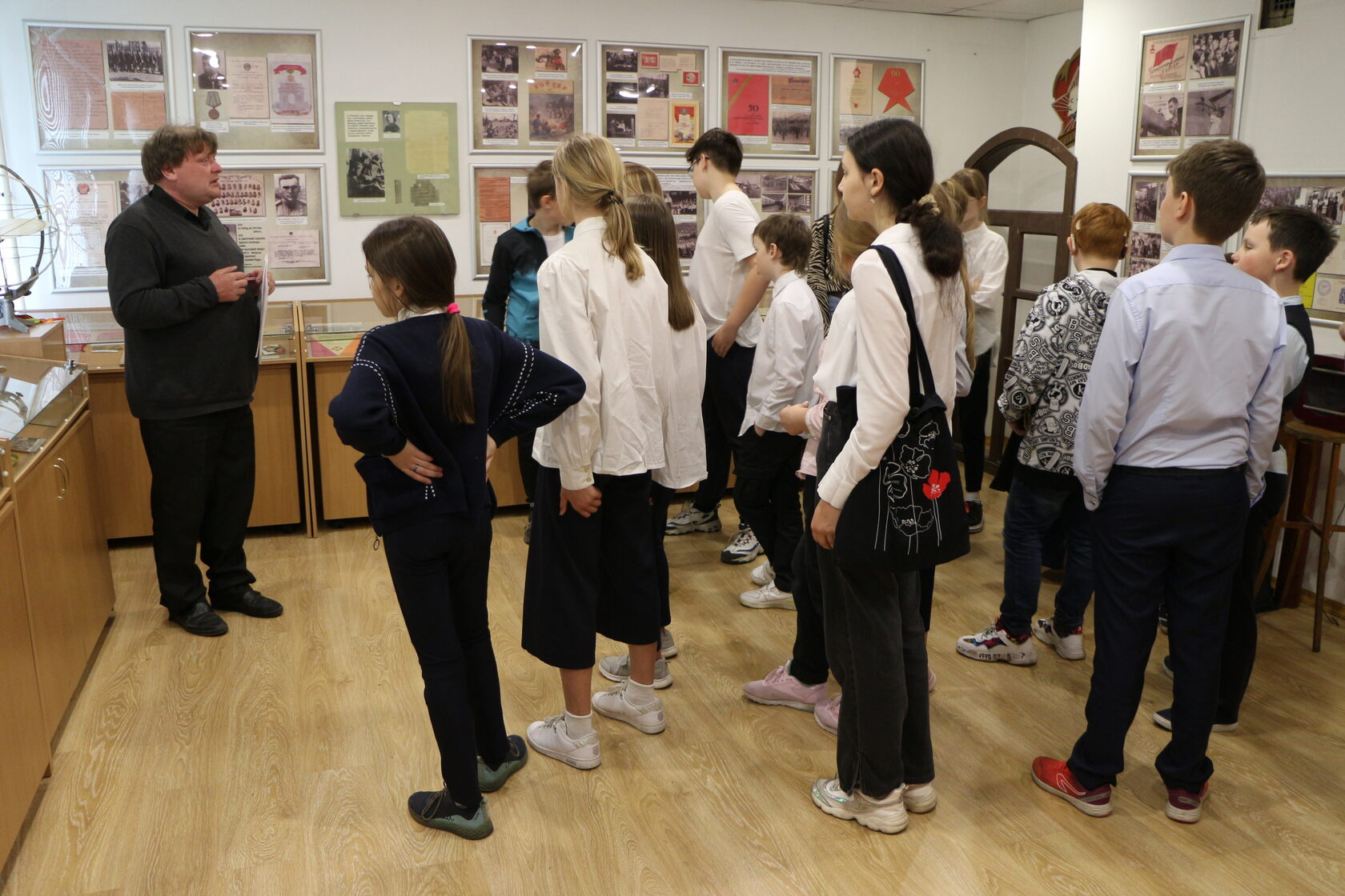 осмотр экспозиции. школьники в музее. экспозиционные приемы. переводчик мультимедиа арт музей лифт. зрители в картинной галерее.