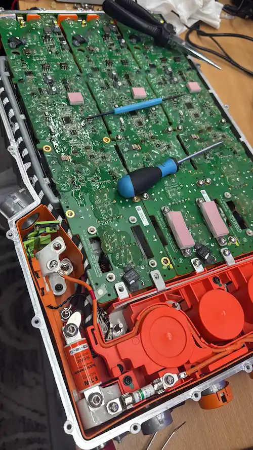 HV-Junction-Box: Reed-Schalter als typische Fehlerquelle