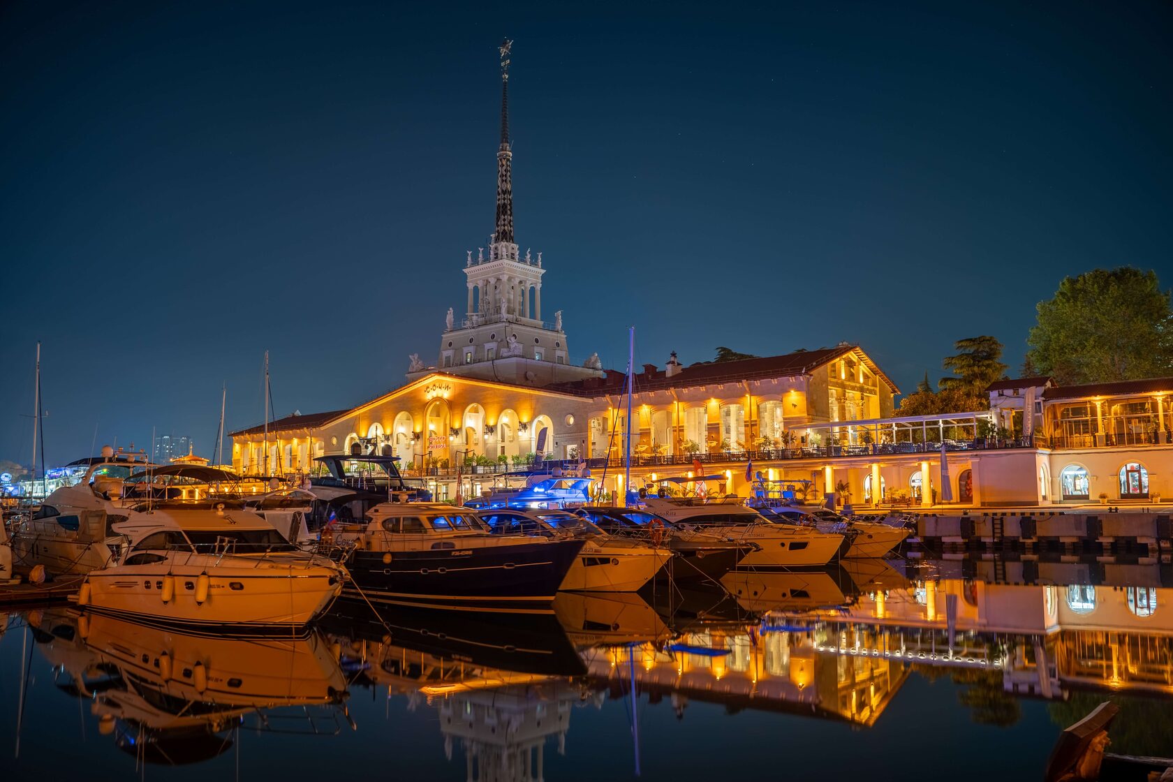 Набережная Сочи вечером — огни и море