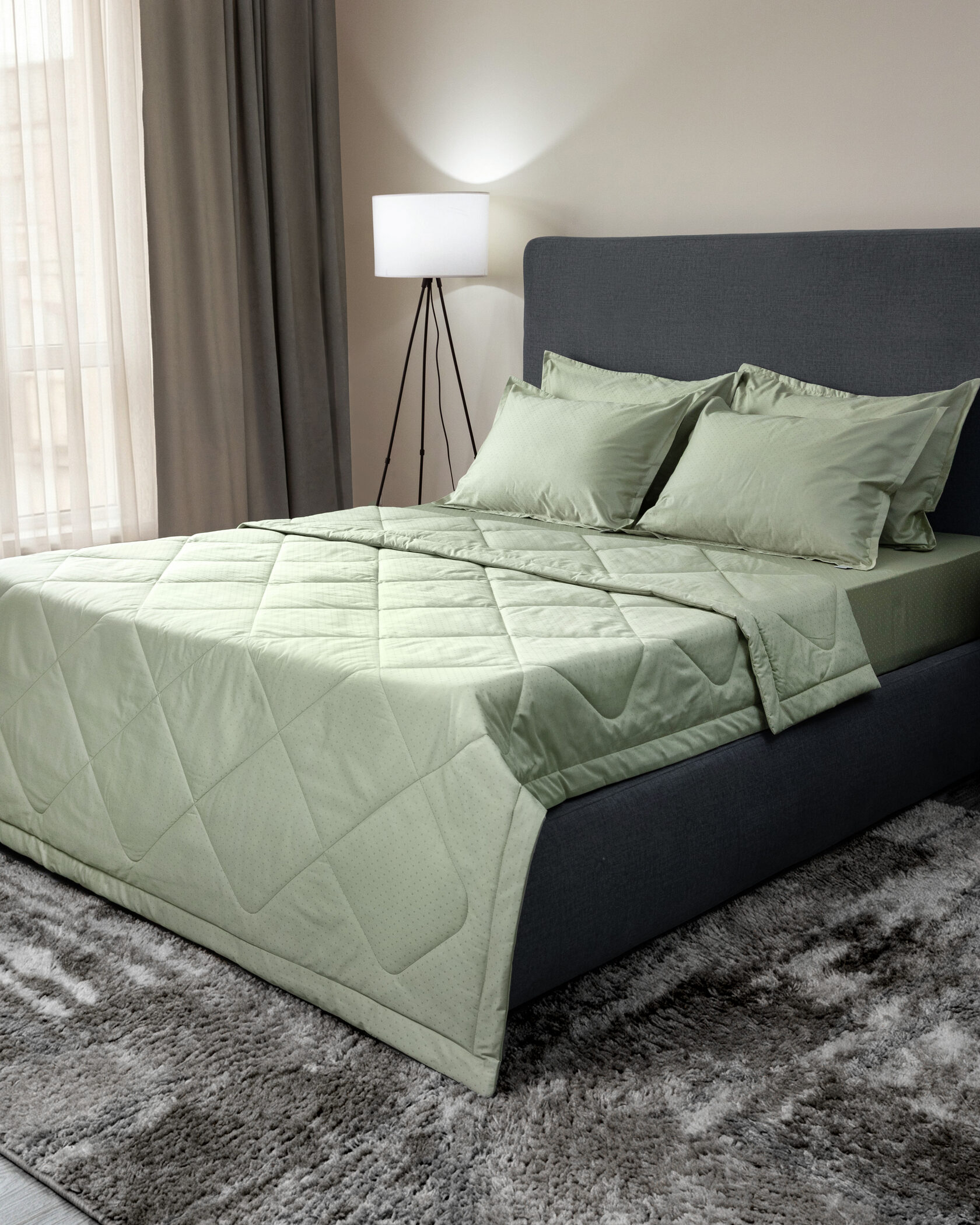 Заправленная кровать с мягким объемным одеялом