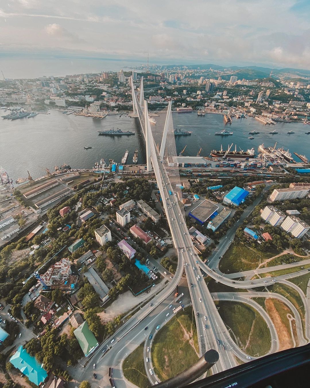 Вид на мосты и дороги города с вертолета Владивосток