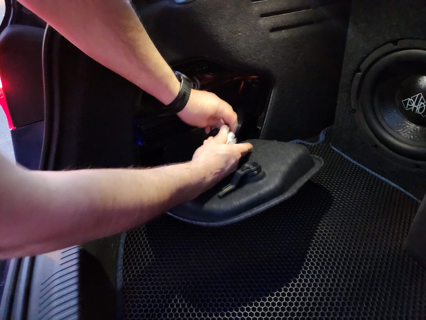 устанвока автозвука ауди а4