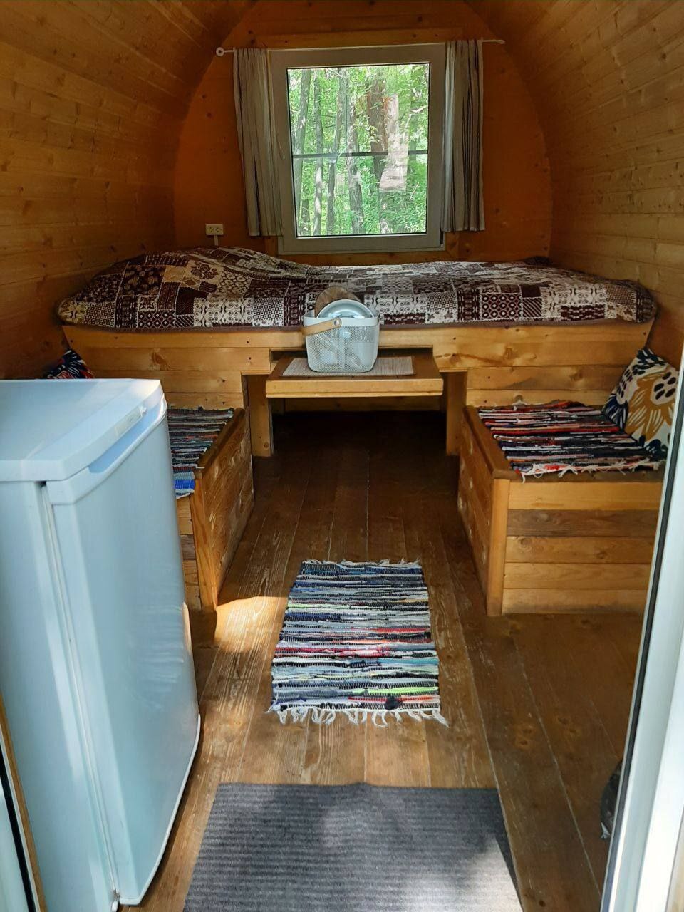 Догги стиліндегі жалаңаш әйелдер