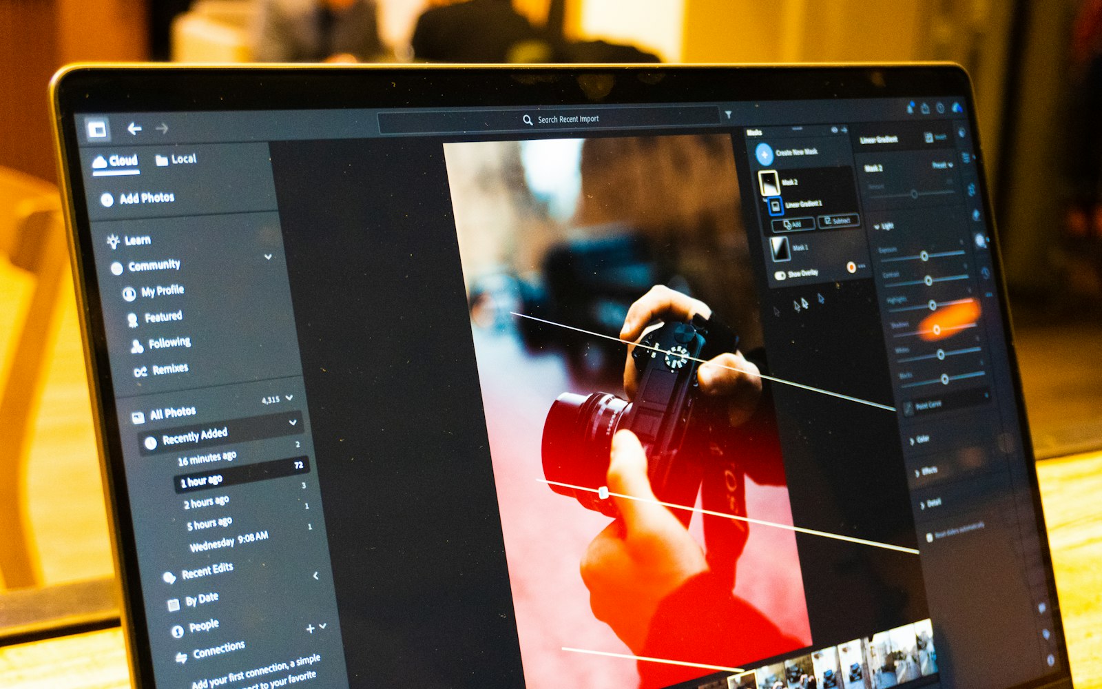 Lightroom на экране ноутбука: панель с пресетами и фотография в обработке