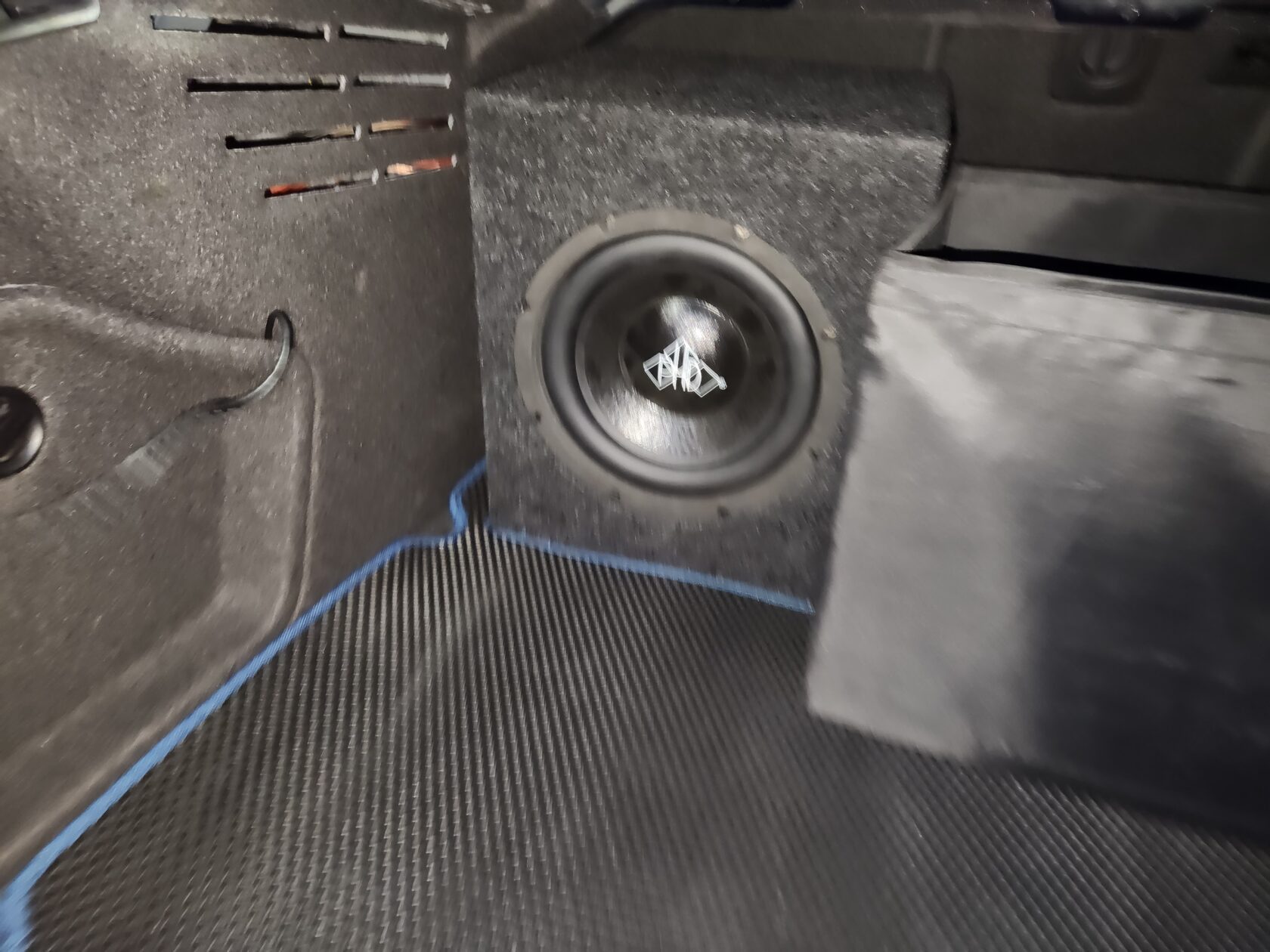 установка сабвуфера aud a4 b9