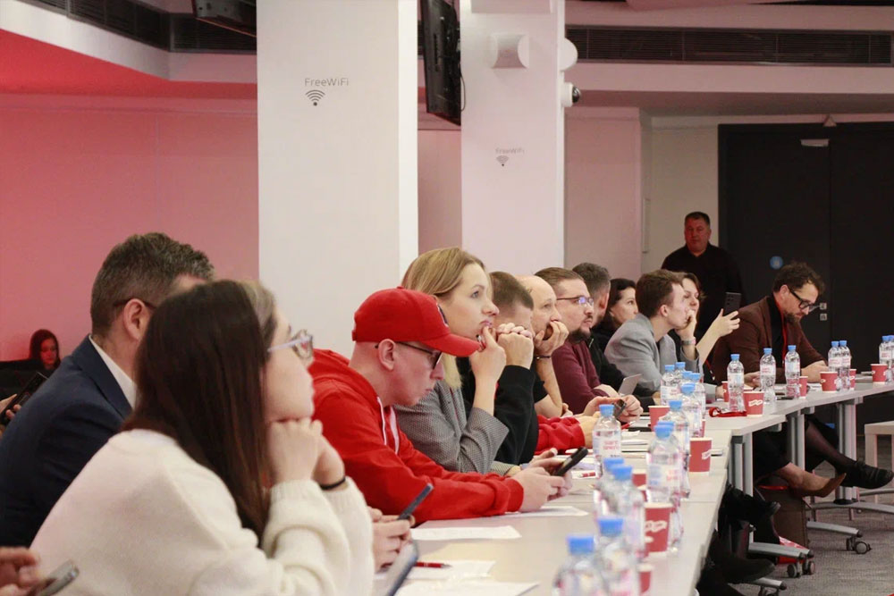 MYBOX победитель конкурса FranchCamp 2025 в номинации «Вкус & Сервис (HoReCa)». Эмоции триумфа и гордости за бренд, корпоративный стиль.