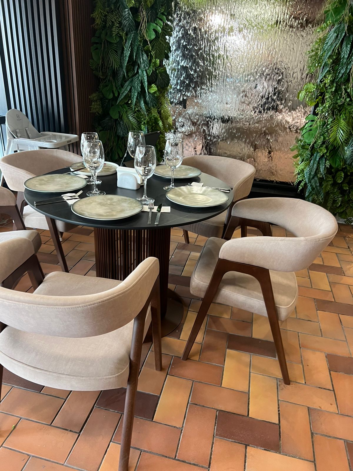 Круглый стол LoFTable в сервировке ресторана Italiano