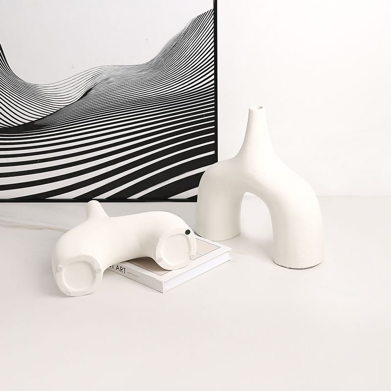 Белые керамические вазы с узким горлышком