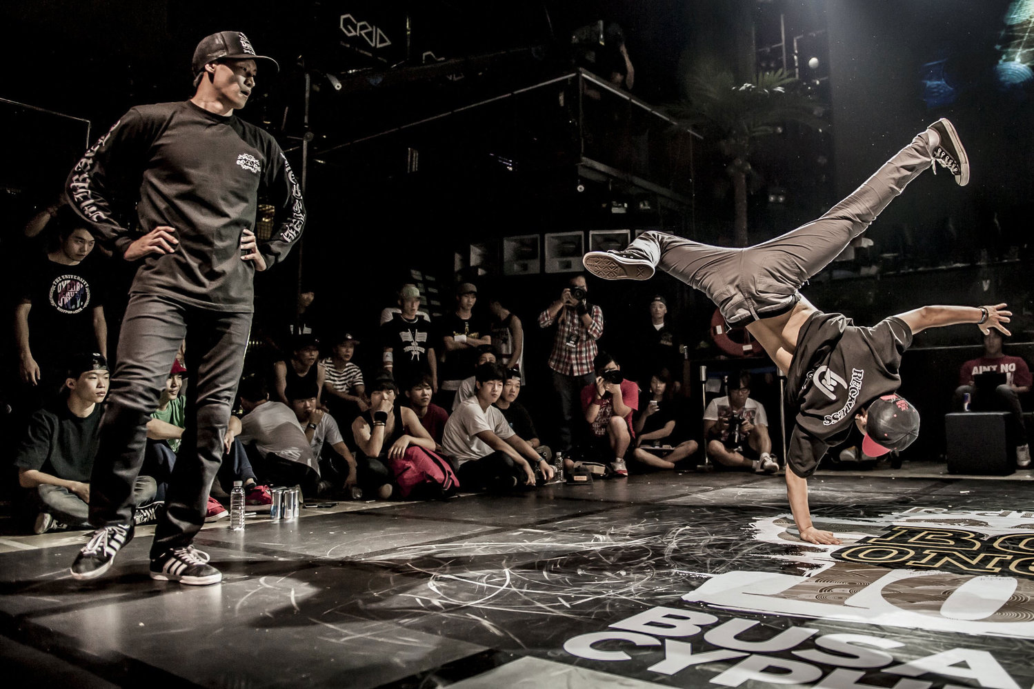 Брейк данс лучшее. Bboy Battle. Red bull BC one 2005. Танцы брейк данс батл. Ред Булл батл брейк данс.