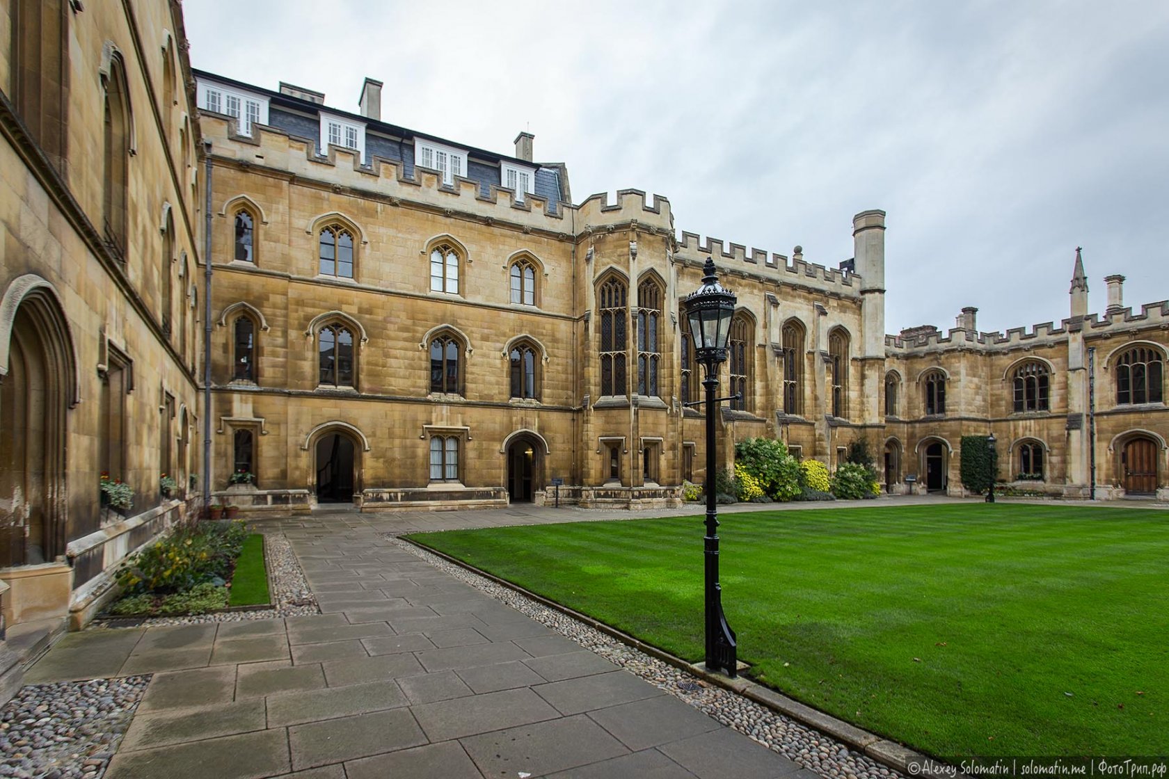 Университеты англии самые. Двор Оксфордского университета. Кембридж Англия колледжи. Кембриджский университ.
