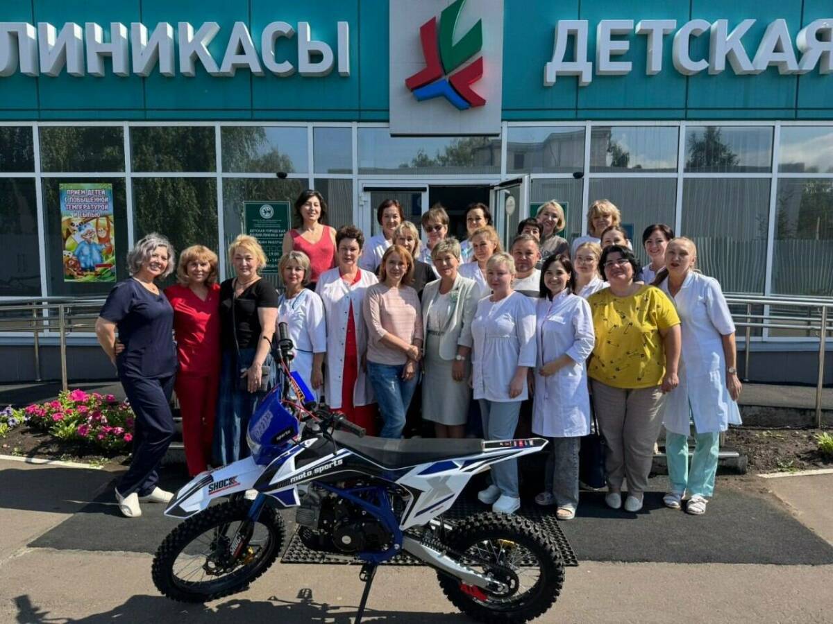 В Челнах медики детской поликлиники №3 передали питбайк для бойцов СВО