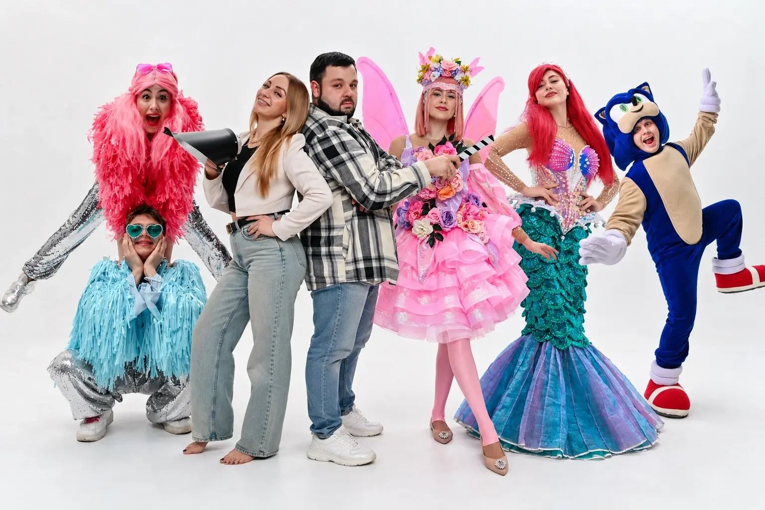 Максим, Анастасия и команда Kids Event в праздничных костюмах