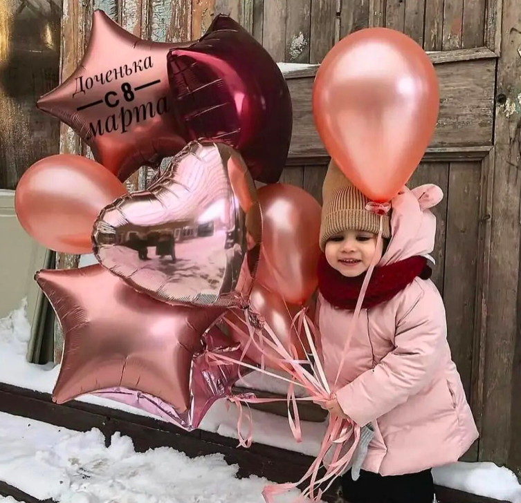 зимние воздушные шары. фотосессия с воздушными шарами зимой. шары в зимнем небе. воздушные шары зимой на улице. оранжевый шарик.