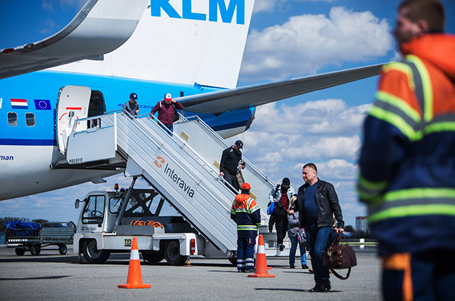співробітники слідкують за висадкою з літака