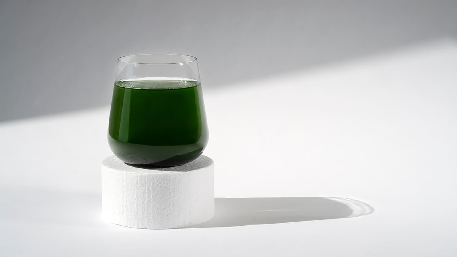 Хлорелла INSIDEDRINK в прозрачном стакане