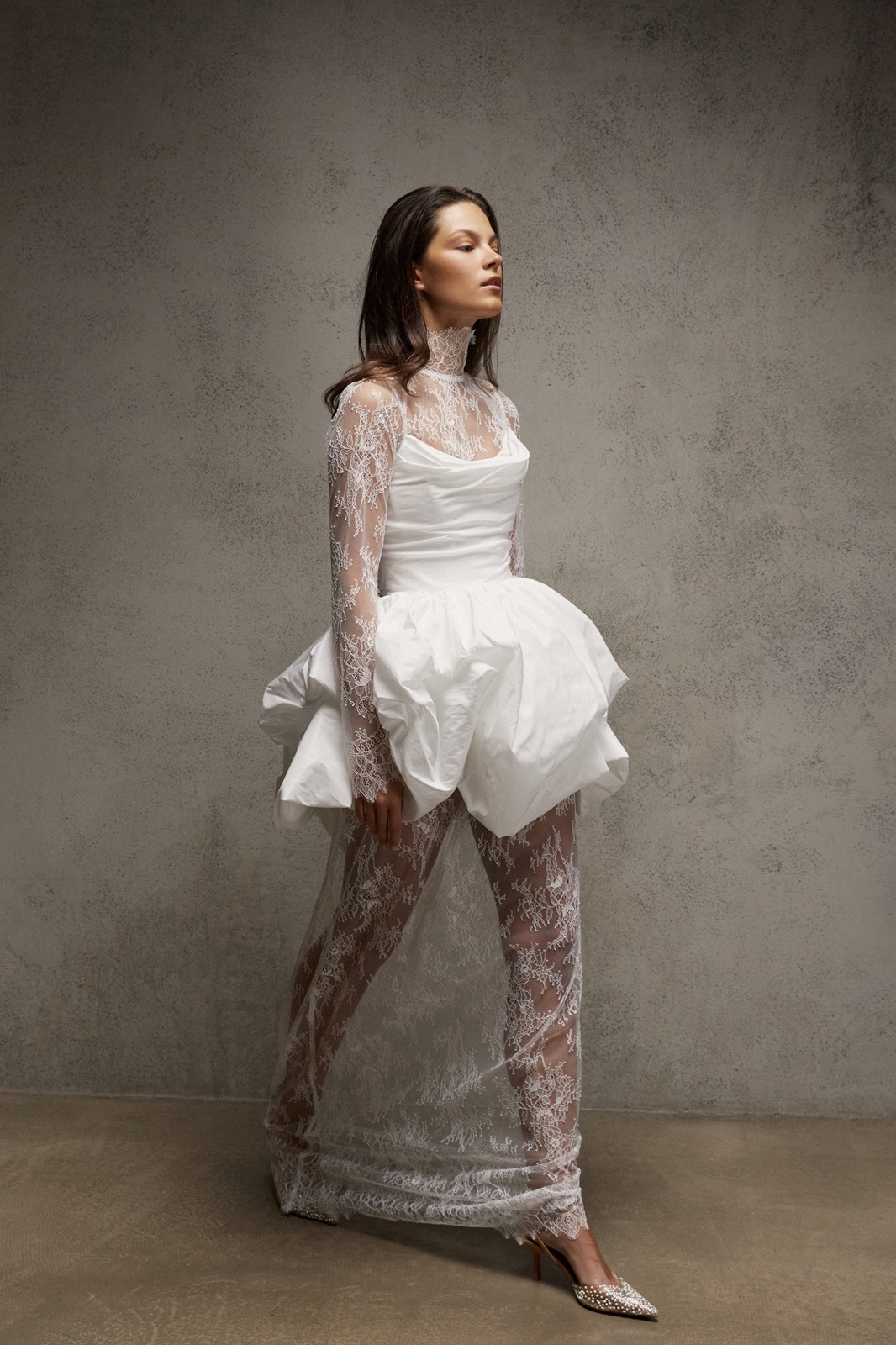 свадебное платье стильное мини с длинными кружевными рукавами