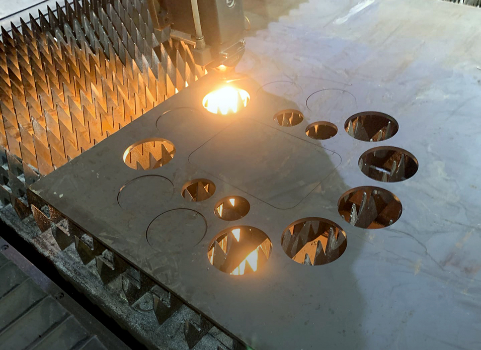 лазерная резка черной стали