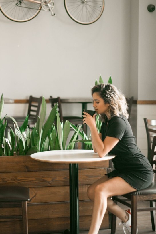 Гостья с чашкой кофе