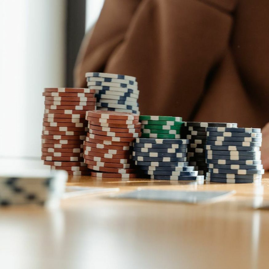 Олар покер ойнайды, ал ол үстелдің астына олардың мүшесін сорып алады.